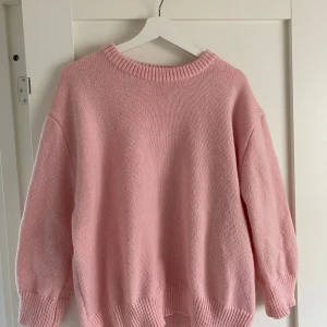 Ljusrosa stickad tröja - Härlig ljusrosa stickad tröja, perfekt nu för hösten. Tröjan är i ett mycket bra skick💞