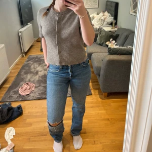 Blå raka jeans med hål på knät - Midwaist raka jeans från Zara i bra skick 