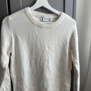 Vit stickad tröja från VILA - Säljer en enkel och snygg vit stickad tröja från VILA i storlek S. Aldrig använd🤍