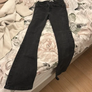 Svarta bootcut jeans från Perfect Jeans - Snygga svarta bootcut jeans från Perfect Jeans i storlek 36. Jeansen har klassisk femficksdesign, dragkedja och knapp framtill samt lätt utsvängda ben. Materialet är mjukt denim och färgen är en mörk tvättad svart.