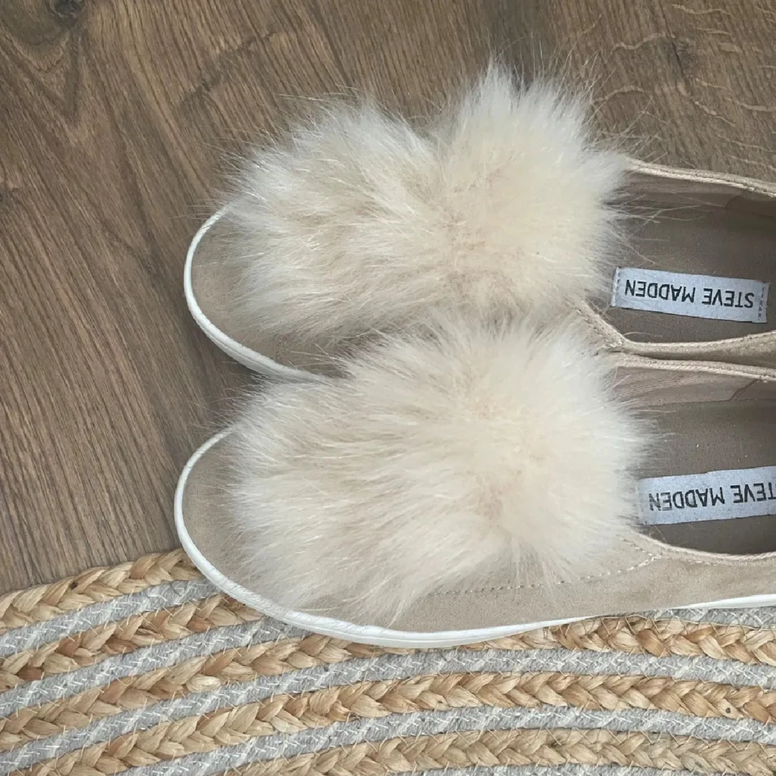 Beige sneakers med fluff från Steve Madden - 1