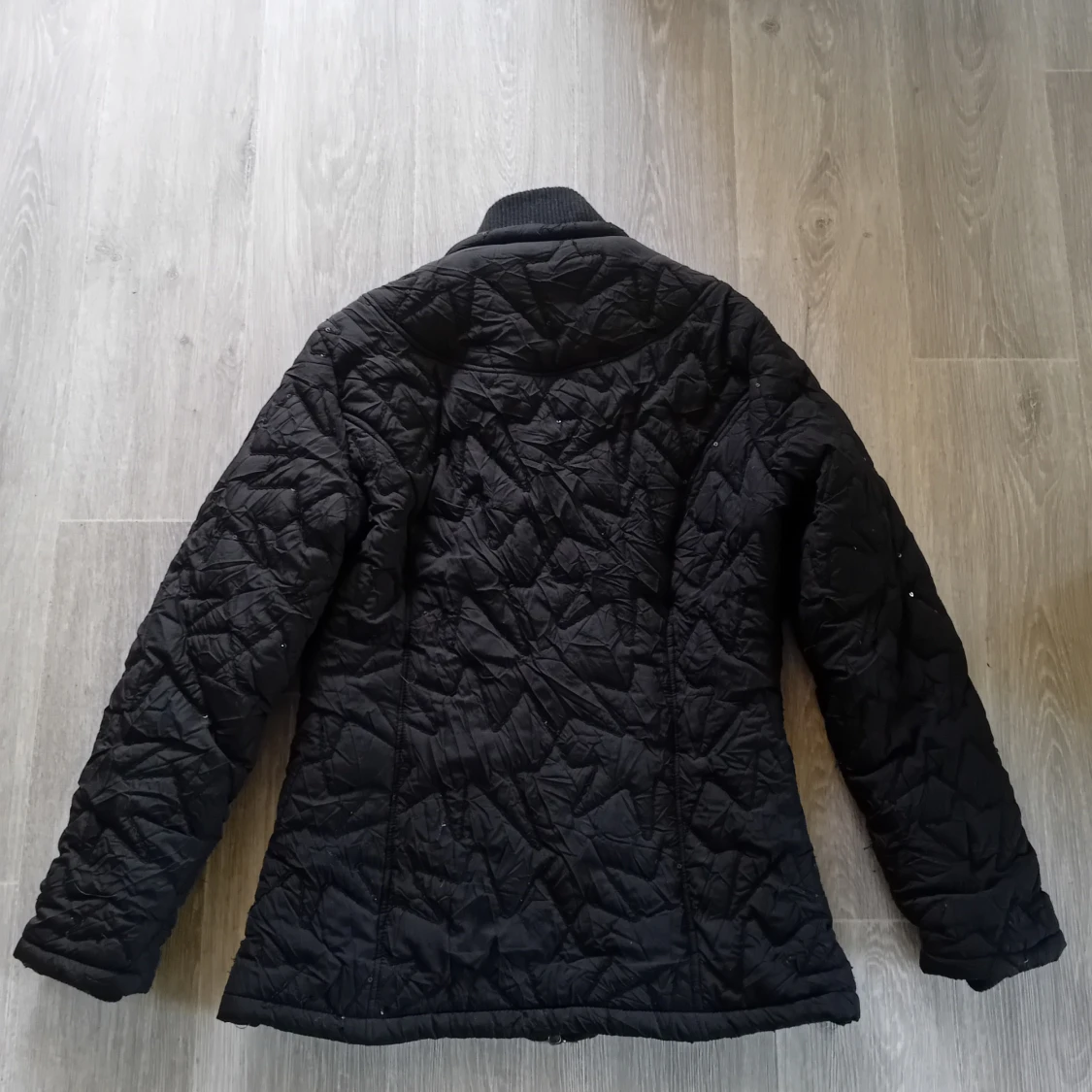 Svart quiltad jacka med dragkedja - 1