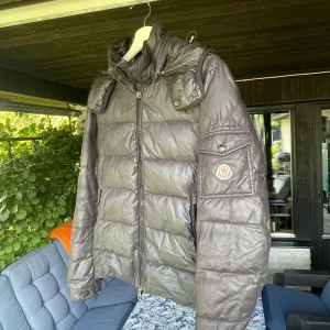 Moncler jacka  - Säljer en grå Moncler Himalaya i använt skick 6/10. Sjukt snygg jacka nu till kallare dagar. Självklart äkta! Finns lite defekter.. kom priv för mer bilder! Högst bjudande som gäller!