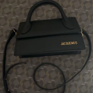 Jacquemus väska - Fin söt svart väska, den är helt ny också kan gå ner i pris vid snabbköp💞