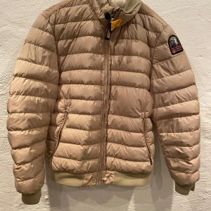 Parajumper - Säljer denna parajumper jackan som är i bra skicka passar folk mellan 146-158