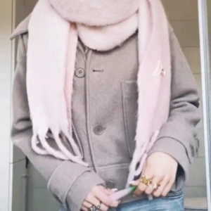 Grå Kappahl kappa - Säljer en grå kappa med stora knappar framtill och bred krage. Jackan har en boxig, lite oversized passform och är långärmad. Perfekt för dig som gillar en mysig och trendig look till höst och vinter.