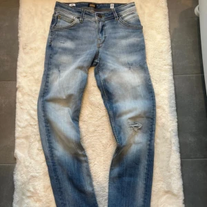 Slim fit jeans från Jack & Jones - Snygga ljusblå slim fit jeans från Jack & Jones. Strl 158 men skulle söga att de passar 165cm. 