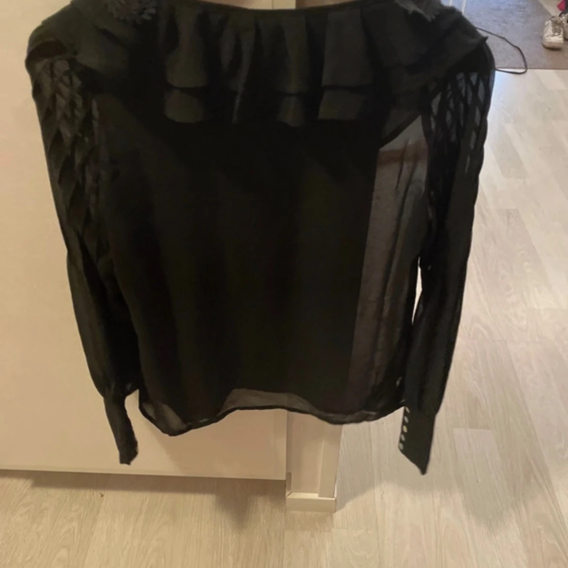 Svart blus med spets och volang - 1