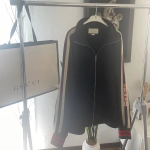 Gucci tröja - Äkta såklart, allt på sista bilden medföljer! Använd fåtal gånger, NYPRIS: 13000-16000kr