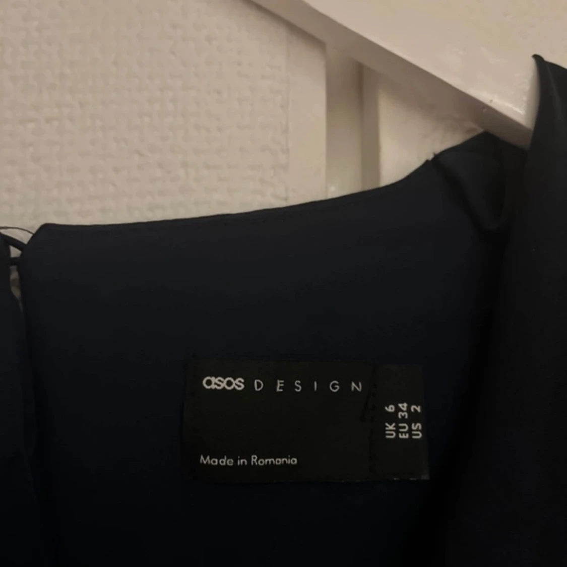 Mörkblå långärmad satinklänning ASOS Design - 3