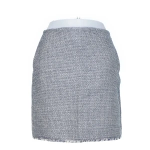 Grå kortkjol från Banana Republic - Snygg grå och marinblå kortkjol från Banana Republic i ett vävt material med diskret struktur. Kjolen har rak passform och rå kant nertill för en trendig touch. Perfekt att styla med en enkel topp eller stickad tröja.