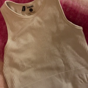 Beige ribbade leggings och topp från Stronger - Tights i beige färg ifrån stronger storlek XS/S stretchiga, modellen på bilden *3* bär storlek S och är 175, färgen är som på bilderna hemsidan har bild *3,4*  Toppen i storlek S!!!! Ordinarie pris för detta sätt 1000kr!!