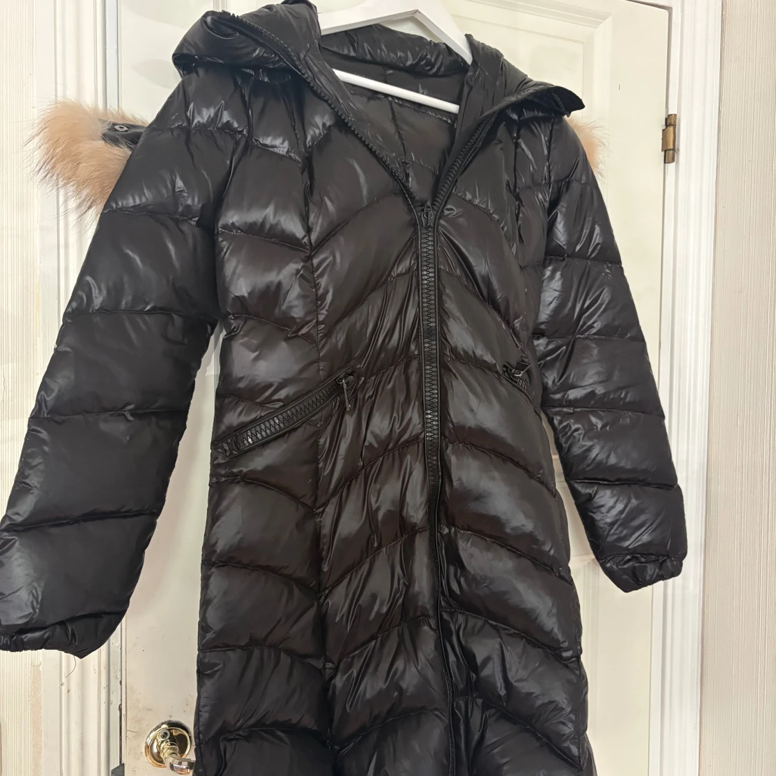 Svart Moncler dunjacka med päls