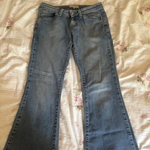 Levis jeans - Levis jeans i mycket bra skick.. midjemått rakt över: 37 cm innerbenslängd: 70cm  från midjan förbi gylfen: 20 cm ish