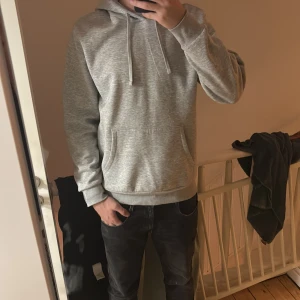 Grå hoodie - Mjukgrå hoodie i väldigt bra skick. Köpt från Cubus för 499kr