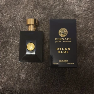 Versace Dylan Blue Pour Homme 50ml - Säljer Versace Dylan blue Pour homme då jag har samma parfym fast i en 30ml flaska, den är väldigt fräsch och kan användas året runt. Jag har bara använt den två gånger så flaskan är i princip full