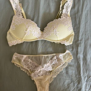 Ljusgul spets-bh med blommönster - Intimissimi bh i Gioia modellen storlek 70b och underdel i brazilian storlek S