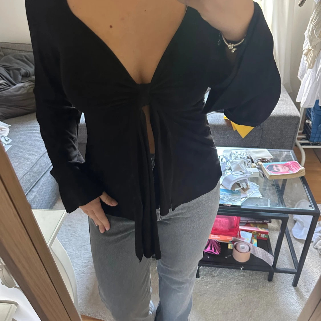 Svart omlottopp med knyt och v-ringning - 2