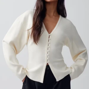 Vit kofta  - Snygg vit kofta från ginatricot med v-ringad hals och dekorativa knappar framtill. Aldrig andvänd🥰