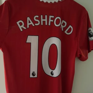 Manchester United Rashford 10 tröja - Säljer en röd Manchester United matchtröja med Rashford och nummer 10 på ryggen. Klassisk passform, kortärmad och tillverkad i lätt funktionsmaterial. 