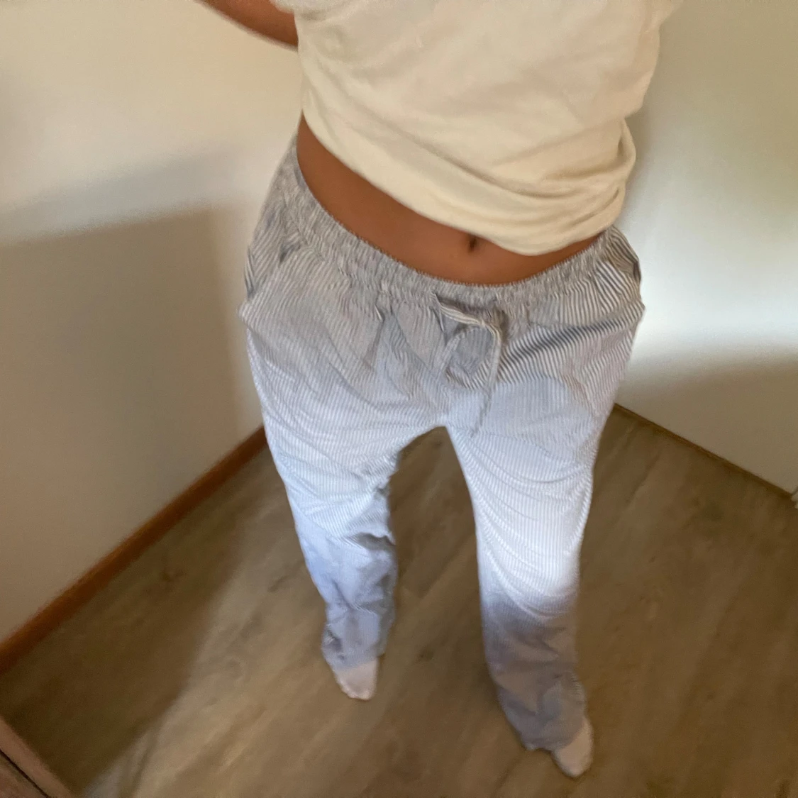 Randiga pyjamasbyxor med snörning - 1