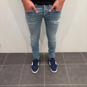 Dondup Jeans George  - Dondup Jeans George! Trendigaste jeansen på marknaden.  Skick= 9,5/10 Ny pris= 4000 kr Säljs för= 750 kr  (Modellen har original slitningar från fabrik vilket är väldigt eftertraktat och populärt)