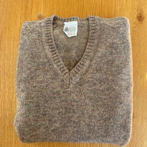 Stickad ulltröja - Brun stickad 100% ulltröja.   Rensar ur min garderob från en hel del oanvända kläder🌼 Om du ser något mer i min profil som du gillar så skickar jag med det till dig också!😊 Fler kläder kommer! 