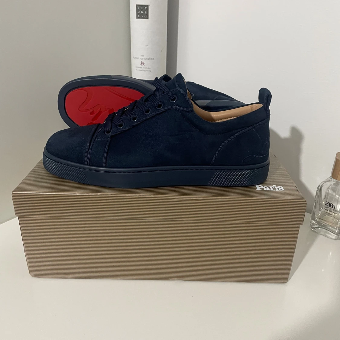 Mörkblå mockasneakers från Louboutin