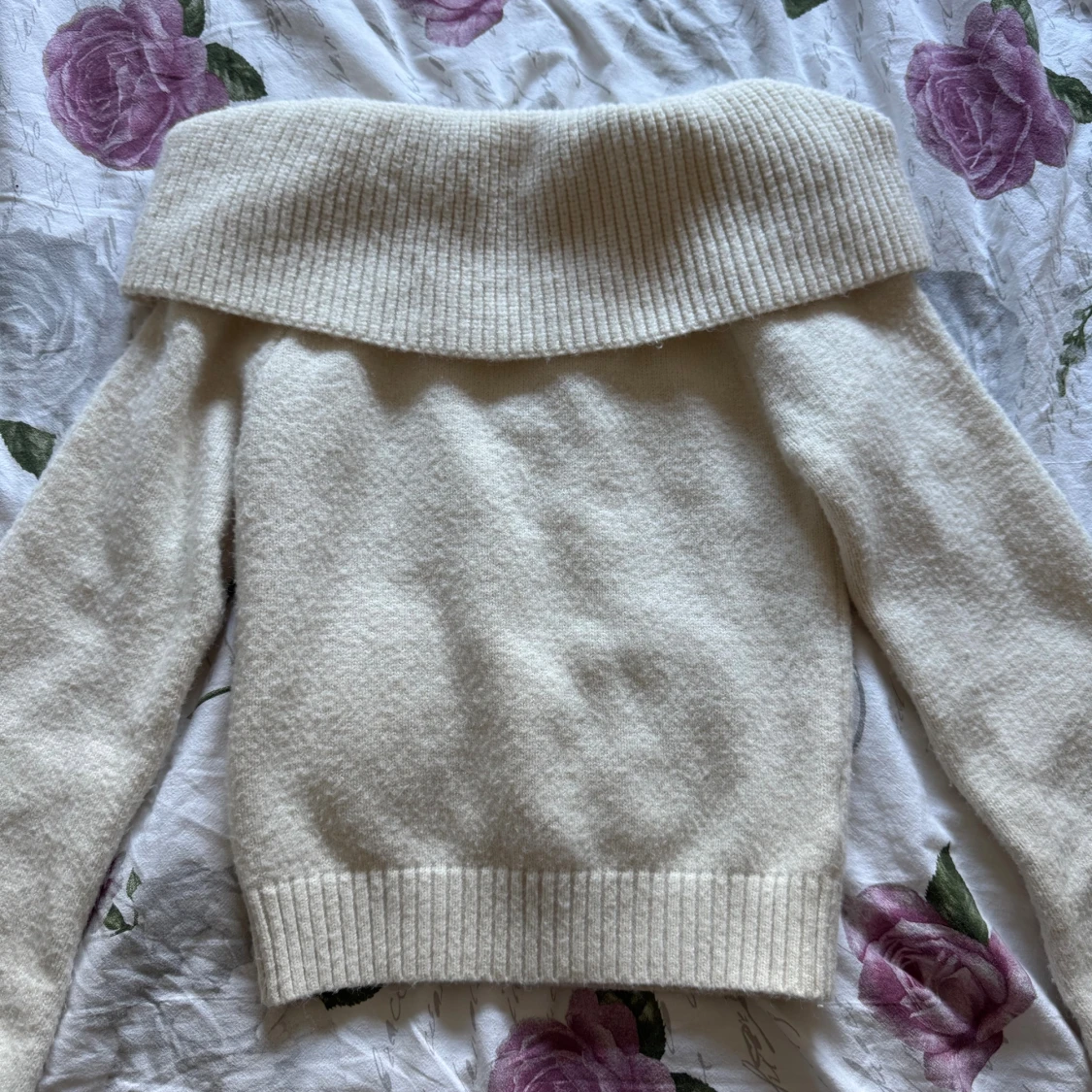 Offshoulder vit stickad tröja - 1