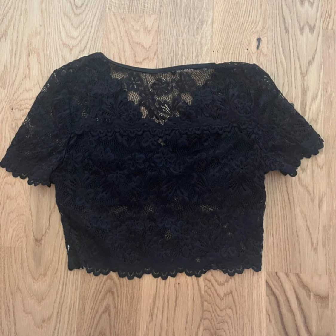 Svart spetsig croppad blus - 1