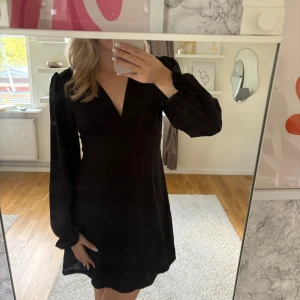 Klänning  - Denna klänningen har en liten defekt på armen som knappt syns, priset är sänkt pga detta!