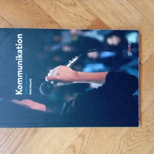 Kommunikation - Upptäck hur du kan bli en bättre samtalspartner och förstå kroppsspråk, digital kommunikation och presentationsteknik. Perfekt för dig som vill utveckla dina sociala skills och förstå hur vi kommunicerar i dagens samhälle. Innehåller övningar, diskussionsfrågor och koppling till kursplanen.