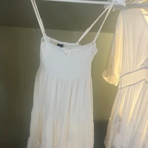 Vit kort sommarklänning Gina Tricot - En söt vit klänning från Gina Tricot i storlek S. Har bara används två gånger och därför säljer jag den då den inte kommit till användning så mycket💗