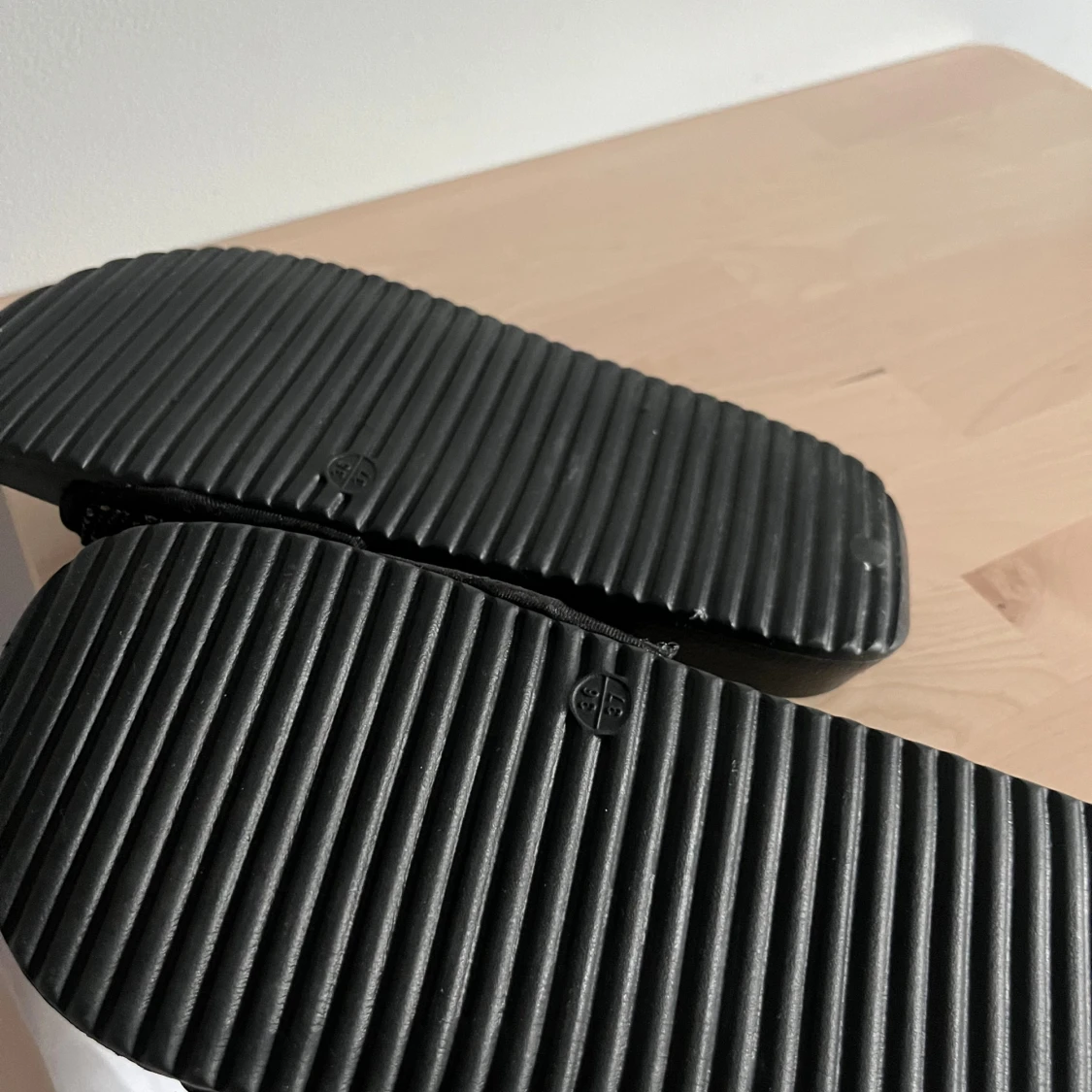 Svarta glittriga sandaler från H&M - 3