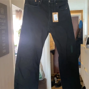Svarta Levi's 501 jeans W30 L30 - Levis 501 storlek 30/30 har provat dem en gång men var för små därför säljer jag dem pris 349kr ny pris 899kr