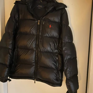Polo Ralph lauren puffer - Säljer min Ralph lauren puffer som jag köpte förra vintern/hösten. Helt utan defekter. Endast seriösa köpare. Kan skicka fler bilder om du är intresserad.