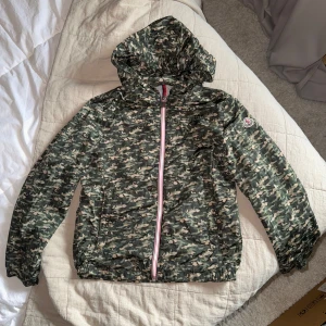 Moncler jacka 10Y - Moncler jacka Storlek 10Y (132-144) Fint skick (litet hål i ena fickan som är lätt fixat)  Äkthetscertifkat medföljer vid köp (värde120kr)