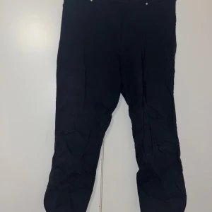 Caprit L/XL - Naisten mustat capri housut. Pesulapusta kulunut teksti pois. Koko L/XL. Haara-lahje n 56cm,vyötärön leveys n 37-48cm. Eläintalous MMM, lisätietoja saa kysymällä Katsothan myös muut ilmoitukseni Tarjoa 