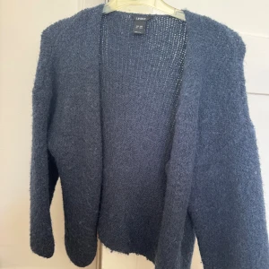 Mörkblå stickad kofta från Lindex - Mysig och fluffig mörkblå stickad kofta från Lindex i storlek XS/S. 