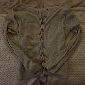 Ljusgrå långärmad tröja med snörning - Supersnygg ljusgrå långärmad tröja från ONLY med cool snörningsdetalj framtill. 💘