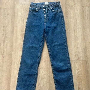 Raka jeans  - Jätte fina jeans som är raka och högmidjade. Är köpt från Vinted men var tyvärr för små för mig, passar dock perfekt till längden. Jag är 1.58 cm lång.