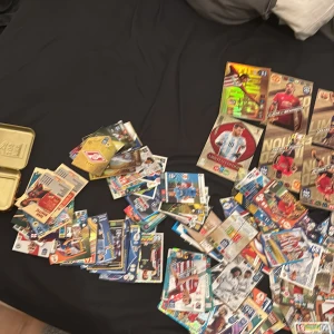 Samling fotbollskort - Limited Edition & stjärnor - Stor samling fotbollskort med kända spelare som Zlatan Ibrahimovic, Lionel Messi och Neymar. Perfekt för dig som älskar fotboll och vill bygga din egen samling eller byta med vänner. Flera Limited Edition-kort ingår! Ett måste för sportintresserade ungdomar.