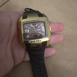 Diesel guldbrun fyrkantig herrklocka - Använd några gånger den behöver dock batteri eftersom den står stilla. En av disel unika klockor 