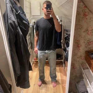 Diesel Larkee ljusblå jeans straight fit - Säljer ett par klassiska ljusblå Diesel Larkee jeans med straight fit och normal passform. Jeansen har fem fickor, tydlig Diesel Industry-lapp bak och är tillverkade i slitstark bomull. Size 36 och ett litet hål i högra fickan men man kan fortfarande stoppa ner saker i den.