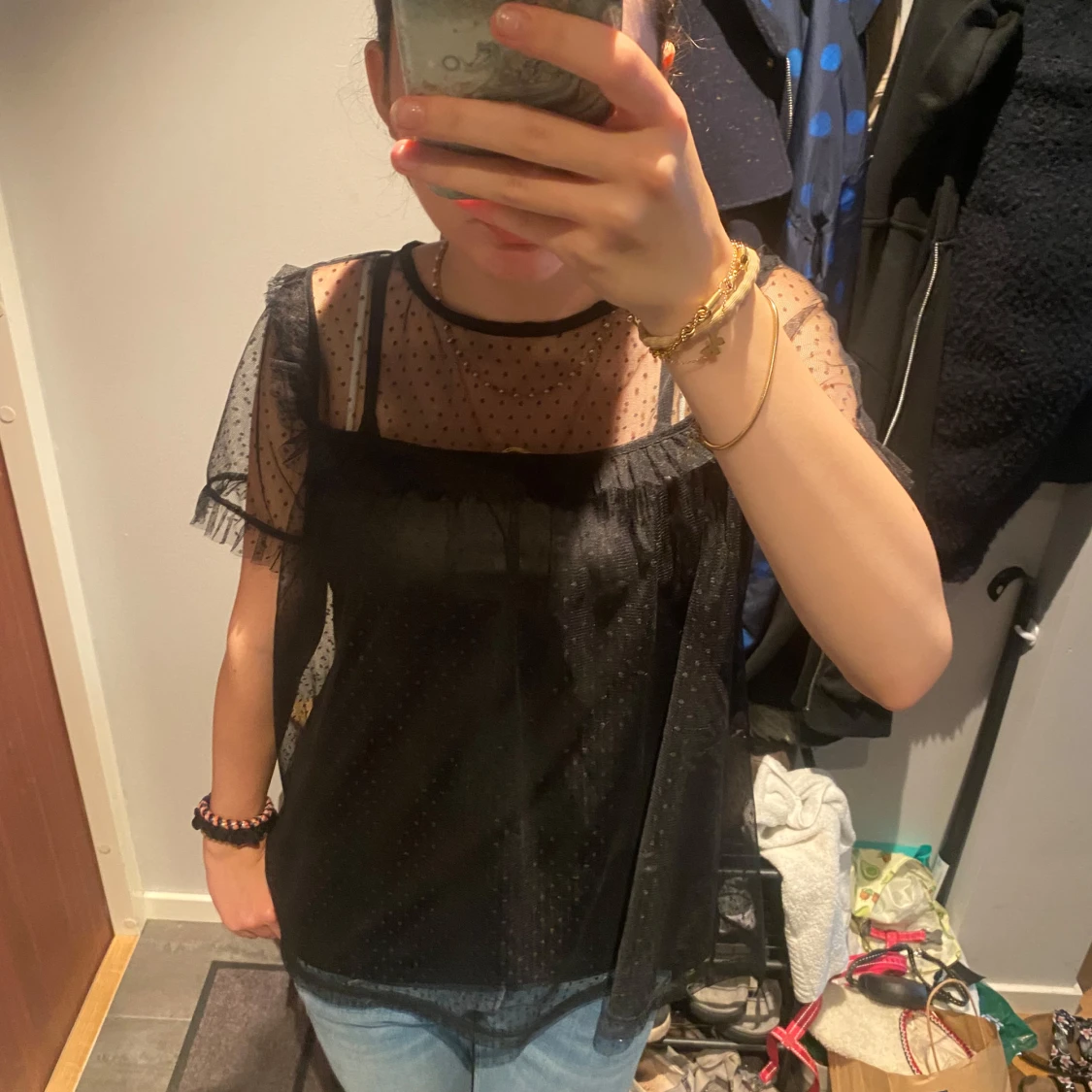 Svart prickig meshblus med volang - 1