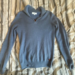 Blå stickad tröja med half zip från Next - En blå stickad tröja från NEXT i en väldigt fin blå färg, tröjan är i storleken S och är näst intill aldrig använd. Nypris ligger på 700kr, bara att höra av dig vad funderingar 😊