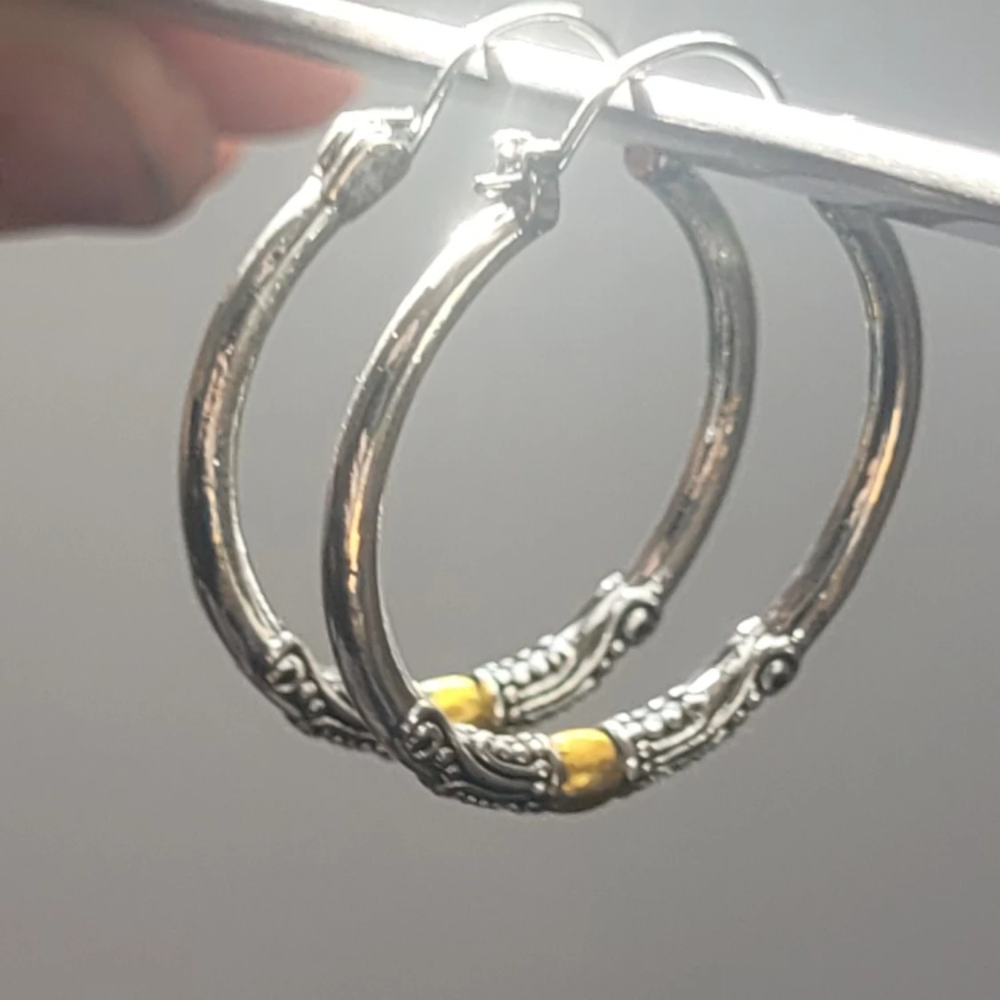  Helt nya Silvriga örhängen med gul detalj - 1