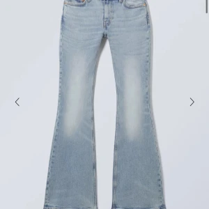 Weekday jeans - As snygga ljusblå weekday jeans i modellen ”Flame”. Älskar dom men dom har blivit för korta för mig🥰