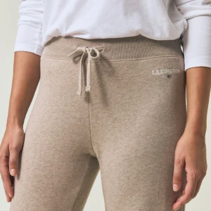 Beige mjukisbyxor från Lexington - Beiga mjukisbyxor från Lexington med broderad logga på höften. Byxorna har hög midja, bred resår och snörning i midjan för extra komfort. Helt nya, nypris 107 eur💓