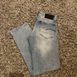 G-star raw ljusblå jeans - Säljer dessa snygga och stilrena jeansen från G-Star. De har en straight fit och är W29 L32. Perfekta inför höstens dagar! Vid frågor är det bara att höra av sig!